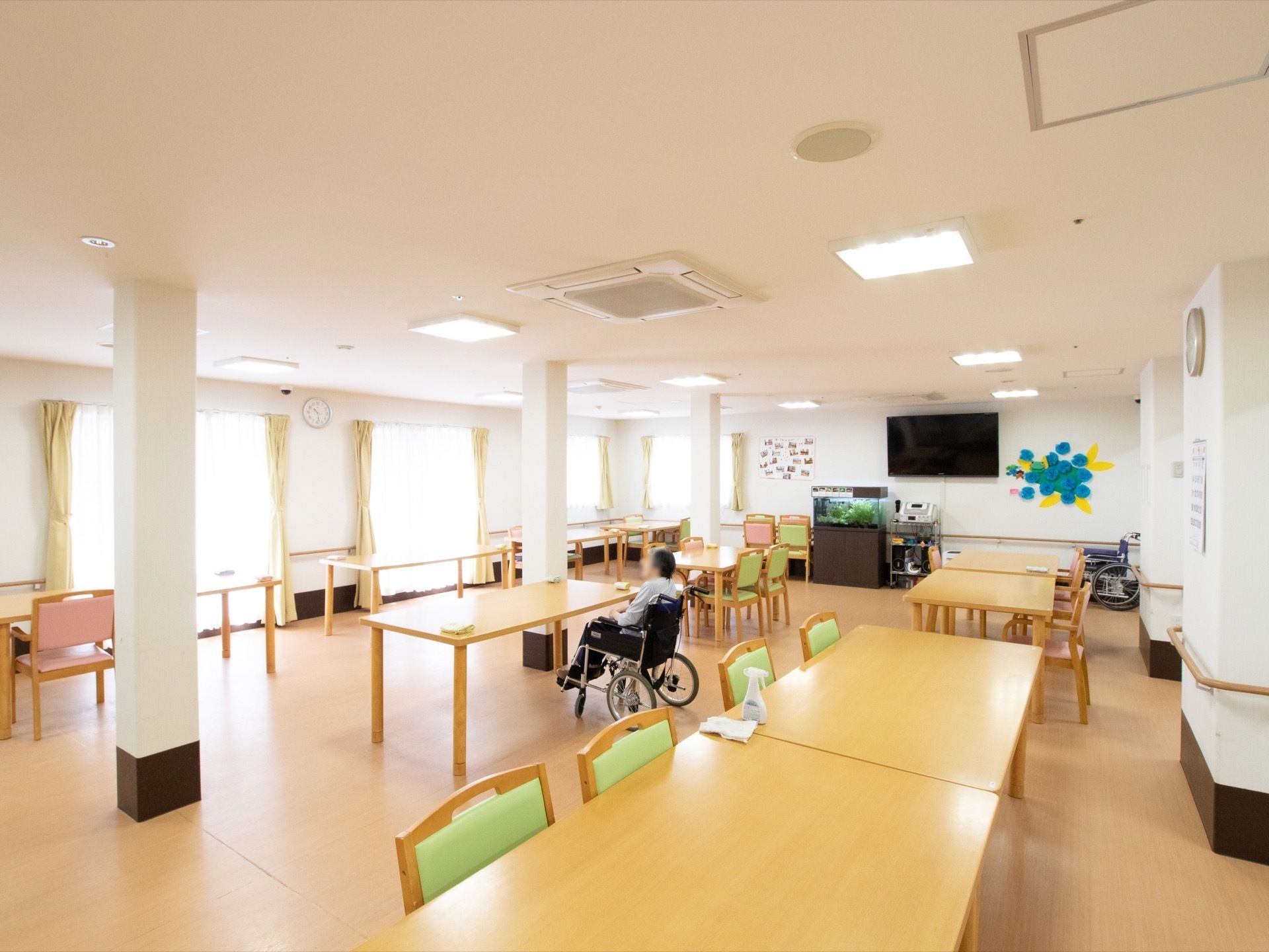 一度に多くの入居者様が集まっても、圧迫感のない広さを確保している。大きな窓が備え付けられ、自然光をたっぷり取り込む設計である。