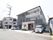 施設は住宅街の角地に建っている。施設前は駐車スペースが確保されており、送迎用の車両が停められている。