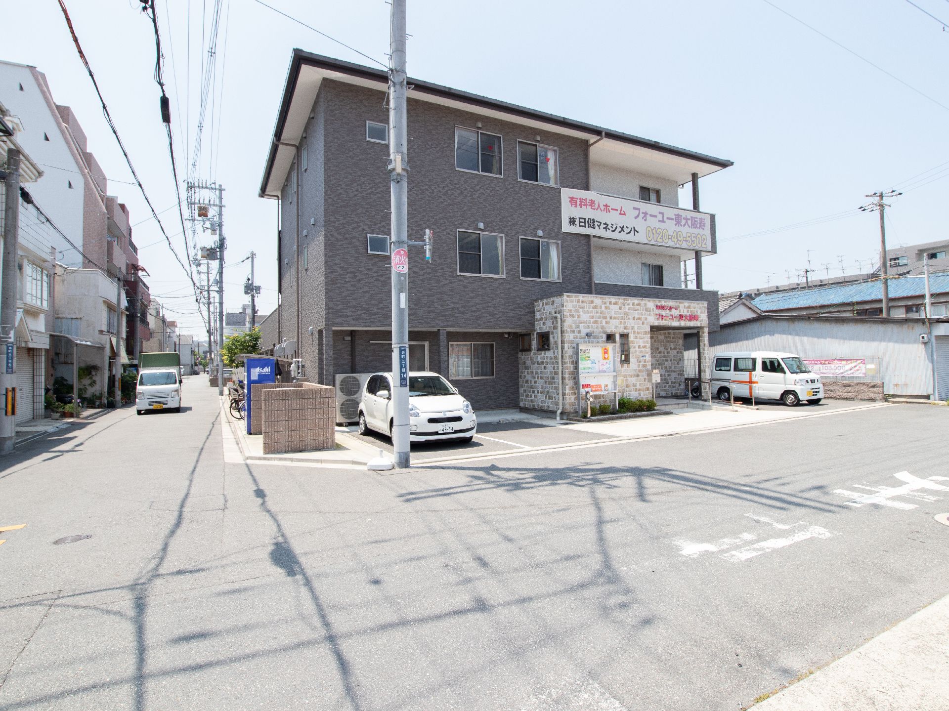 公道に面した角地に建っている鉄骨造り地上３階建ての建物