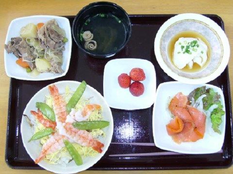 ちらし寿司、吸い物、３種類のおかずと果物の小鉢が並べられたトレイ