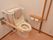 トイレには、楽に立ち上がることができる手すりや疲れたときに役立つ背もたれが設置されている。緊急通報ブザーも設けられている。