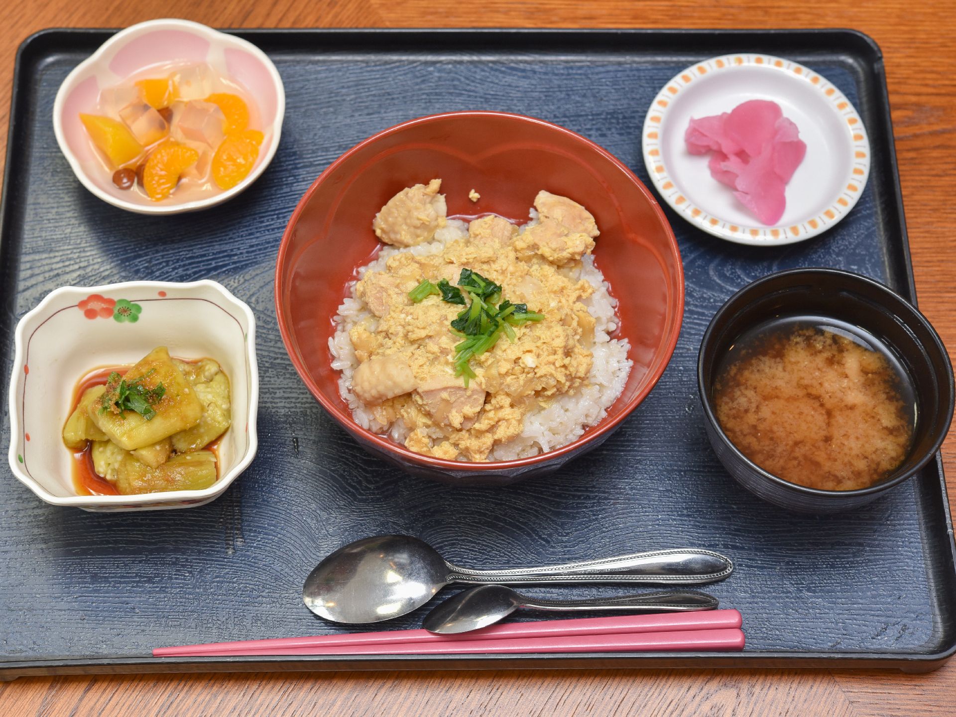 メインメニューは、親子丼になっている。栄養士によって、塩分やカロリーを考えて作られている。彩りも考えられている。