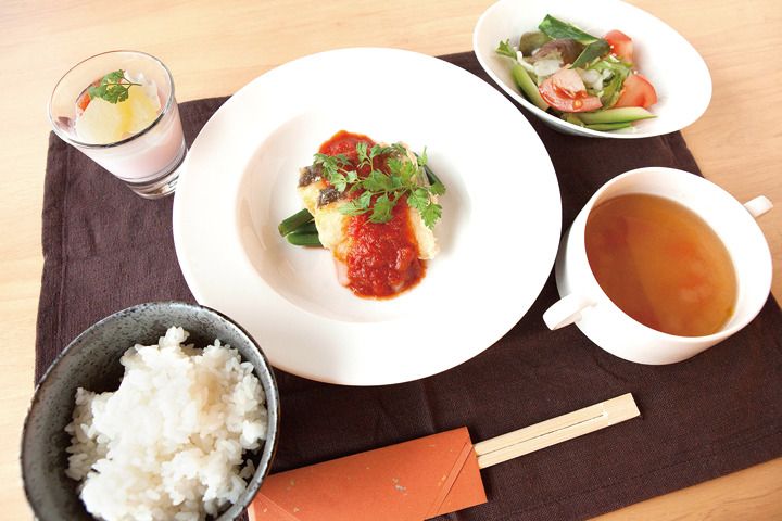 ごはんとスープ、サラダやデザートが付いた献立