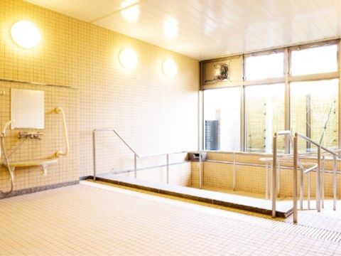 広々とした開放感のある浴室内は、湯船を囲むように手すりが設置されており、安心感を持ってご入浴いただける。