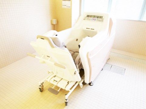 ご自分で立位、座位を保ちにくくなっても、専用の設備でお体をしっかりサポートしながら、安心して入浴を楽しめる。