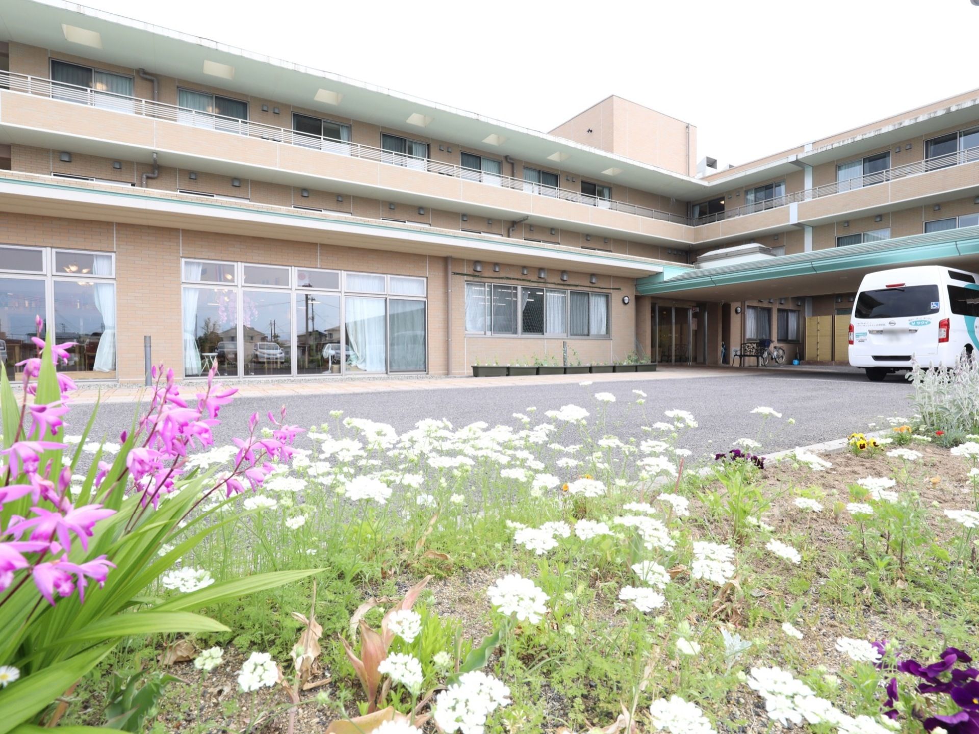 3階建て介護付き有料老人ホームである。交通の利便性が良く広く駐車場を完備しているので、遠方のご家族様にもお越しいただきやすい。
