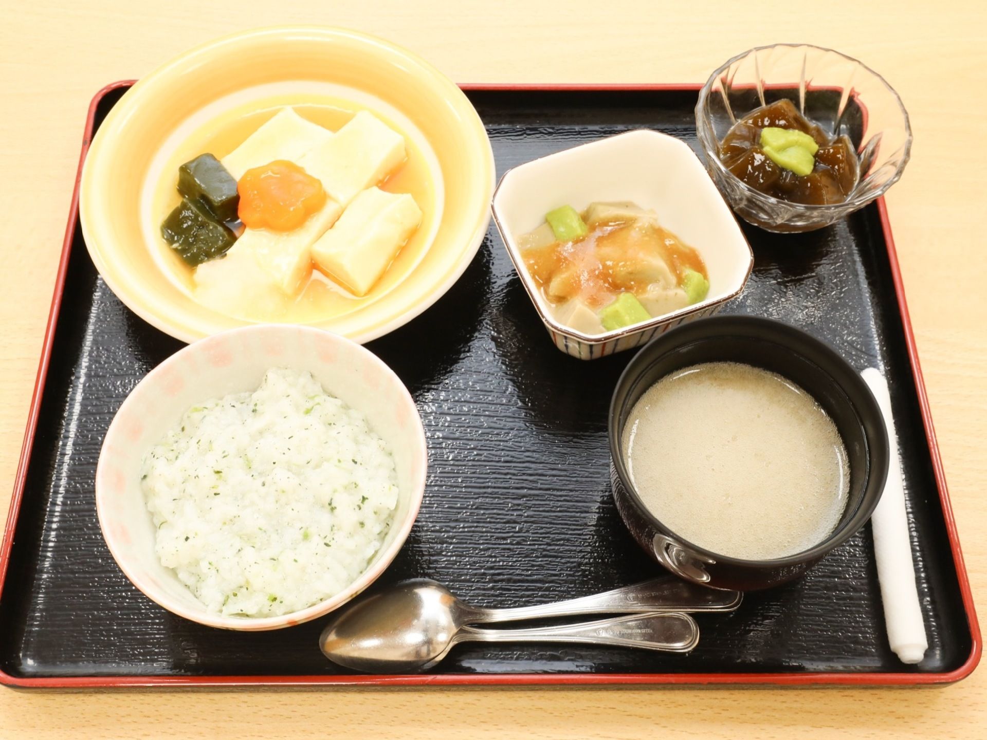 咀嚼力や嚥下力が心もとない入居者様には、ソフト食を用意している。柔らかくしながらも形がある状態にすることで、満足感が得られる。