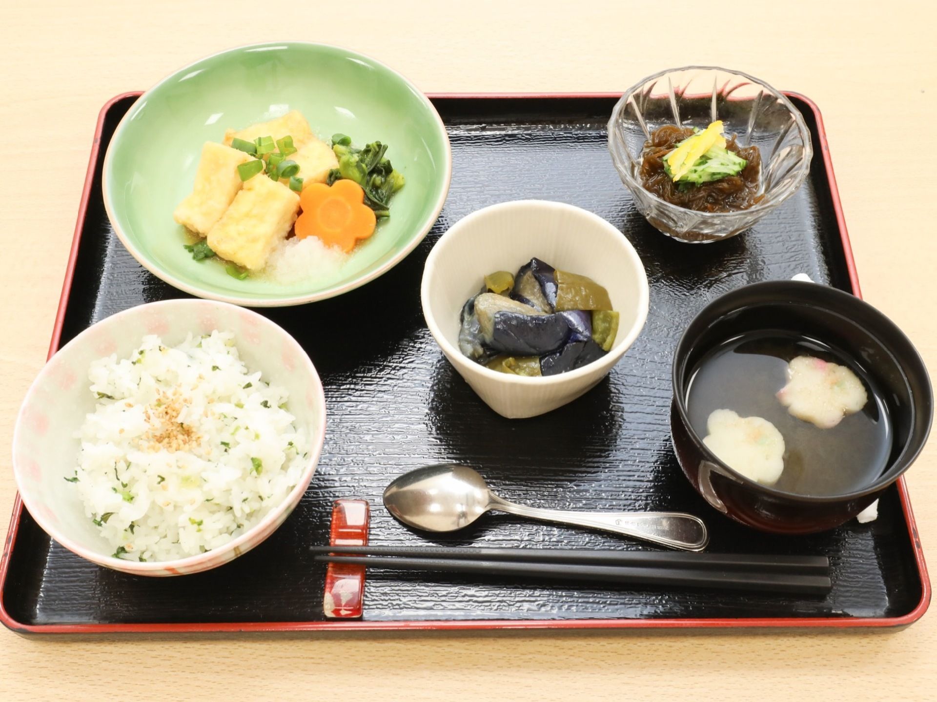 毎食バランスが整ったものを心がけている。食堂の隣にキッチンがあるため、毎回作り立ての食事を味わうことができる。