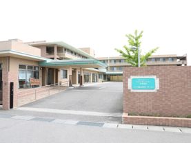 入口は車両用と歩行者用に分かれている。どちらも緩やかなスロープになっている。軒下に車を寄せられるようになっている。