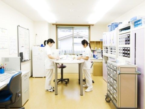 事務室で作業をするスタッフの様子。