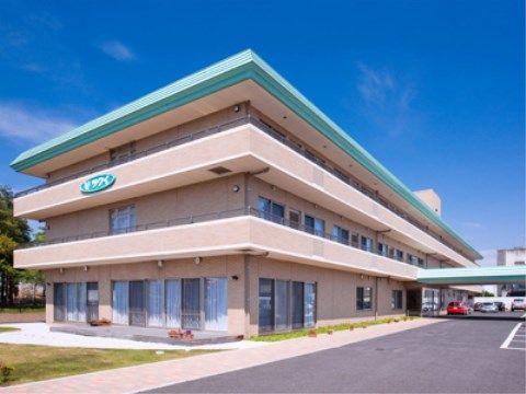 「ツクイ・サンシャイン古河あかやま」外観です。三階建てのしっかりしたスクエア型施設。