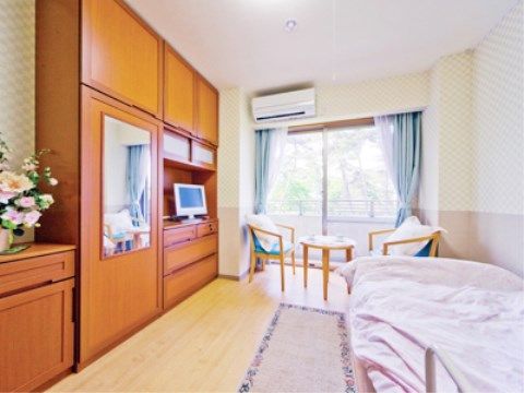 「ツクイ・サンシャイン古河あかやま」居室。明るくきれいな居室内。