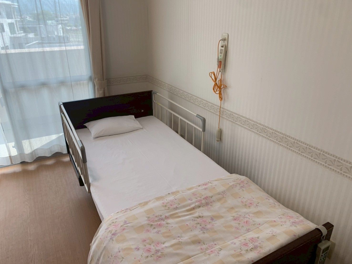 明るい個室のベッド