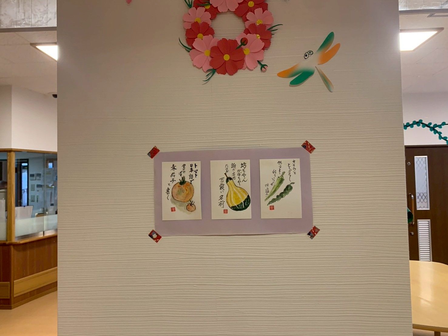 壁に飾られた手描きの絵