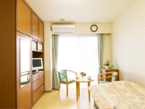 収納棚やテーブル・チェアを配置している。