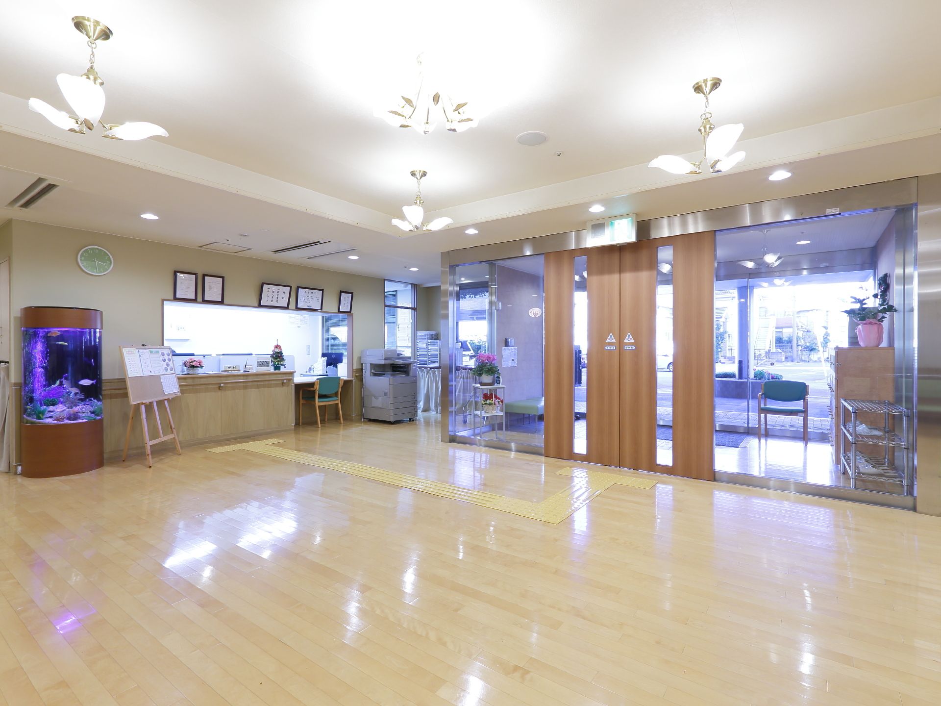 水槽や入居者の作品展示などを行っている。