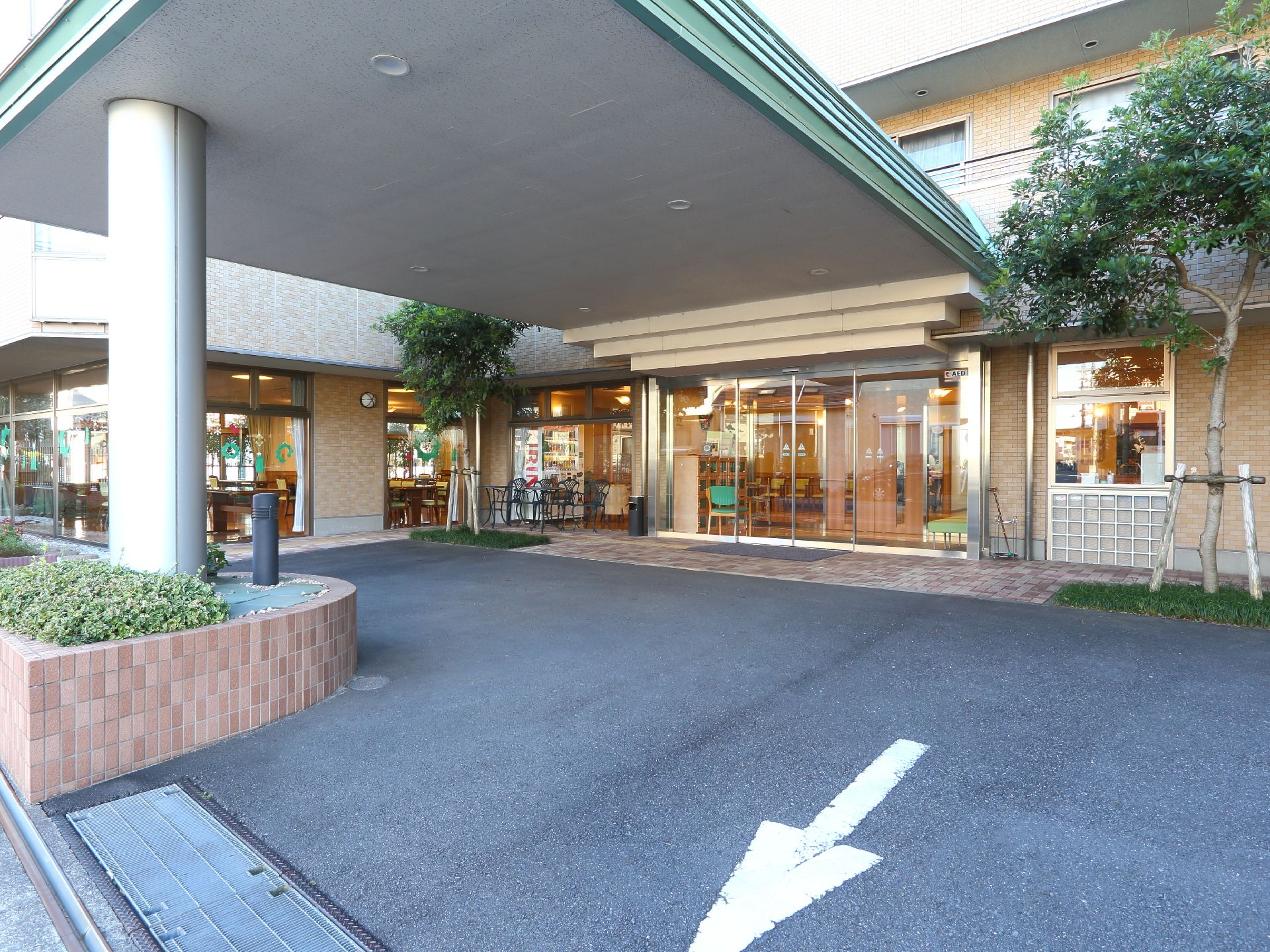 扉は自動で開閉するようにしている。