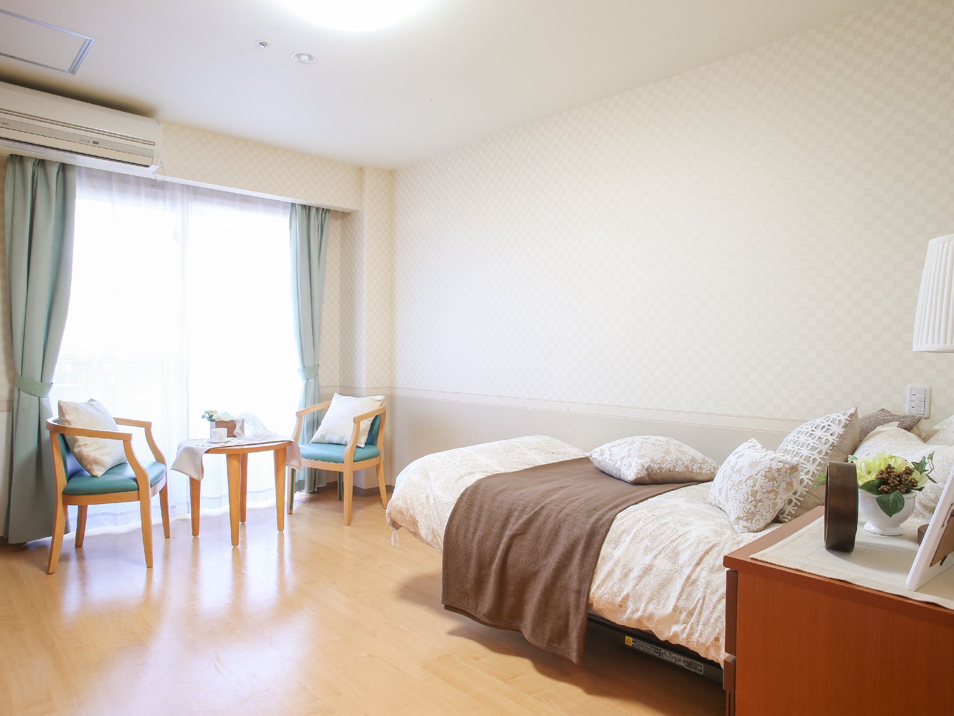 電動リクライニング式ベッドを完備したご入居者様のお部屋。