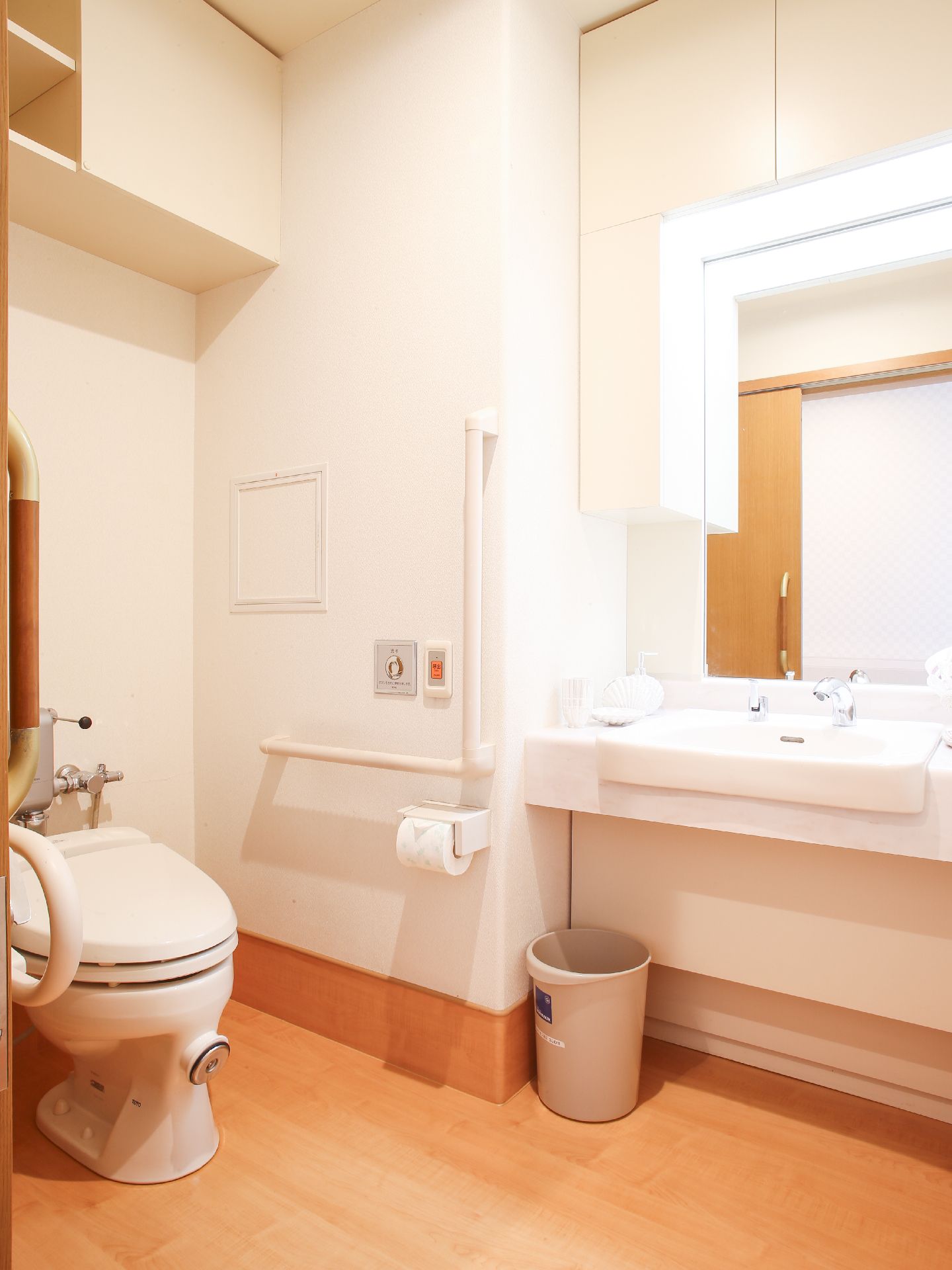 広さのあるトイレとなっている。トイレ横にある洗面台は、清潔で鏡も大きくゆったりとしたスペースである。