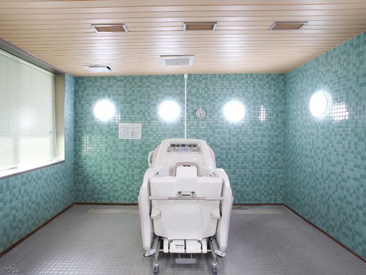 壁面は鮮やかなタイル