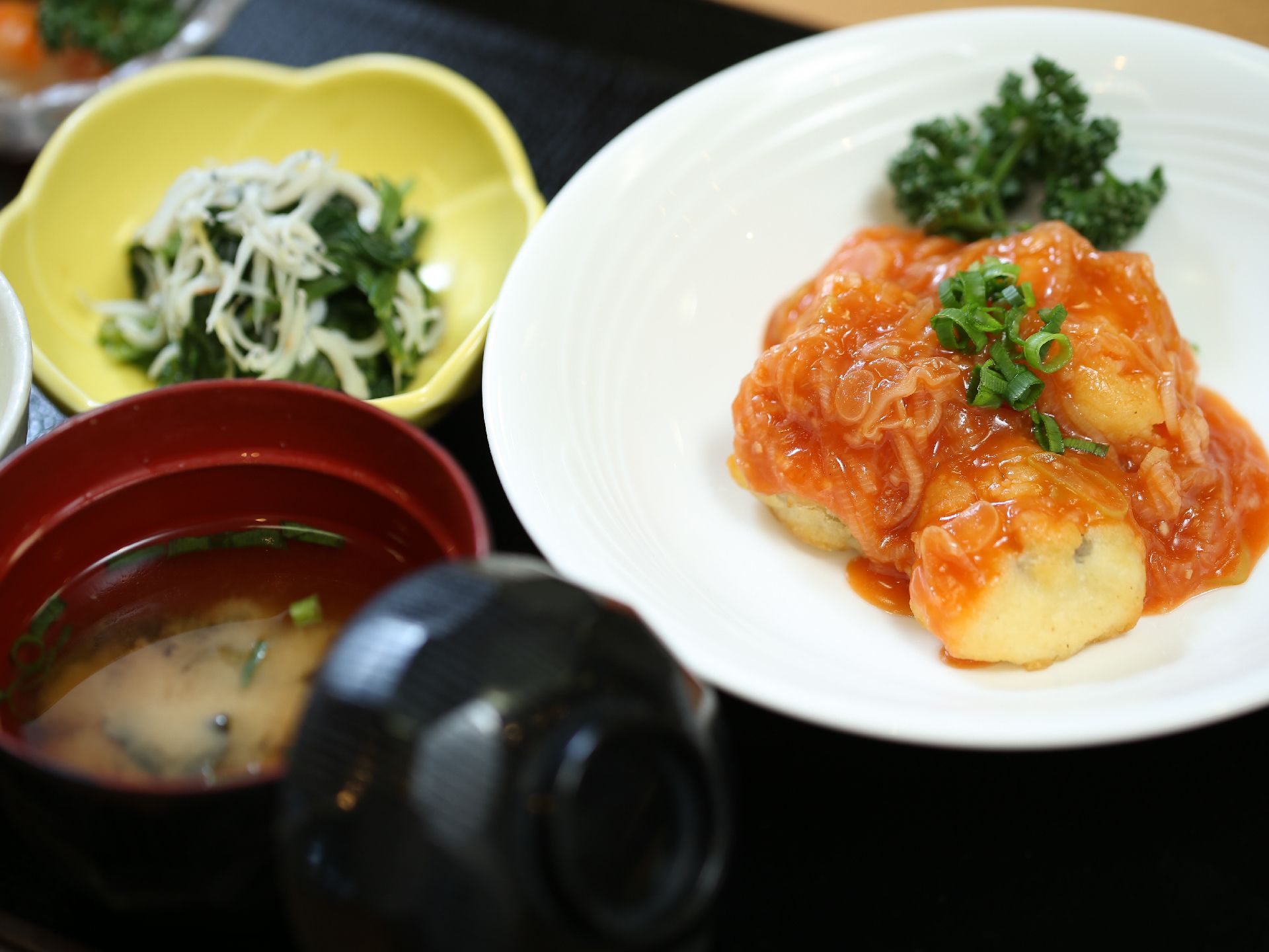バランスのとれた食事である。魚、野菜、温かい汁ものなどタンパク質や食物繊維等の栄養がある。色も鮮やかな食事である。