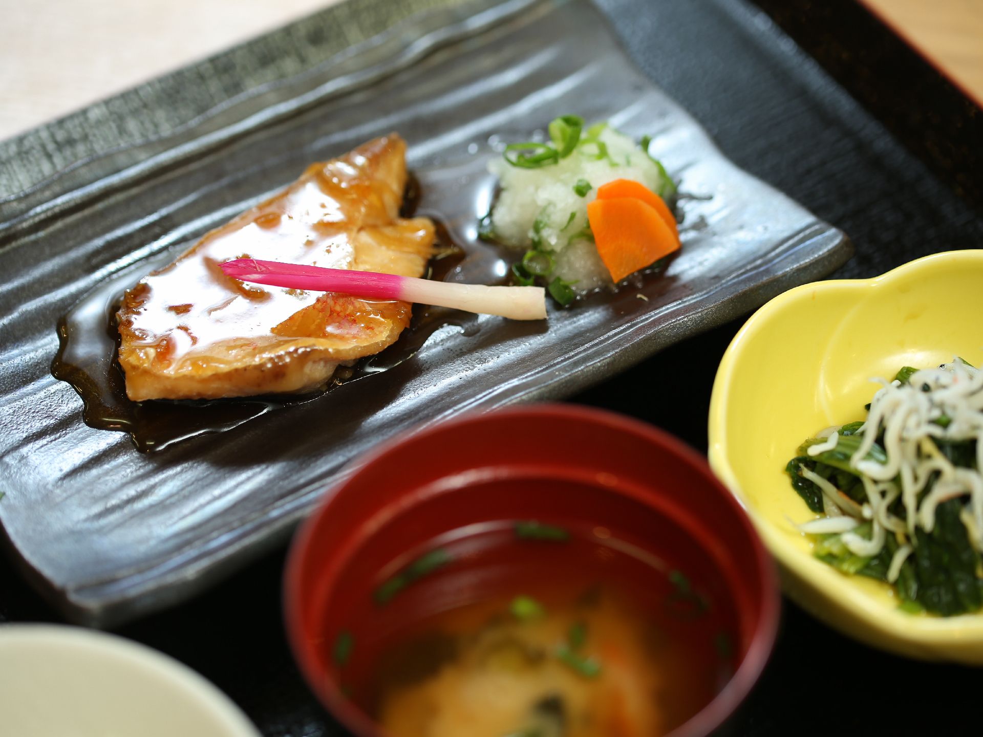 バランスのとれた食事である。魚、野菜、温かい汁ものなどタンパク質や食物繊維等の栄養が豊富である。色も鮮やかな食事だ。