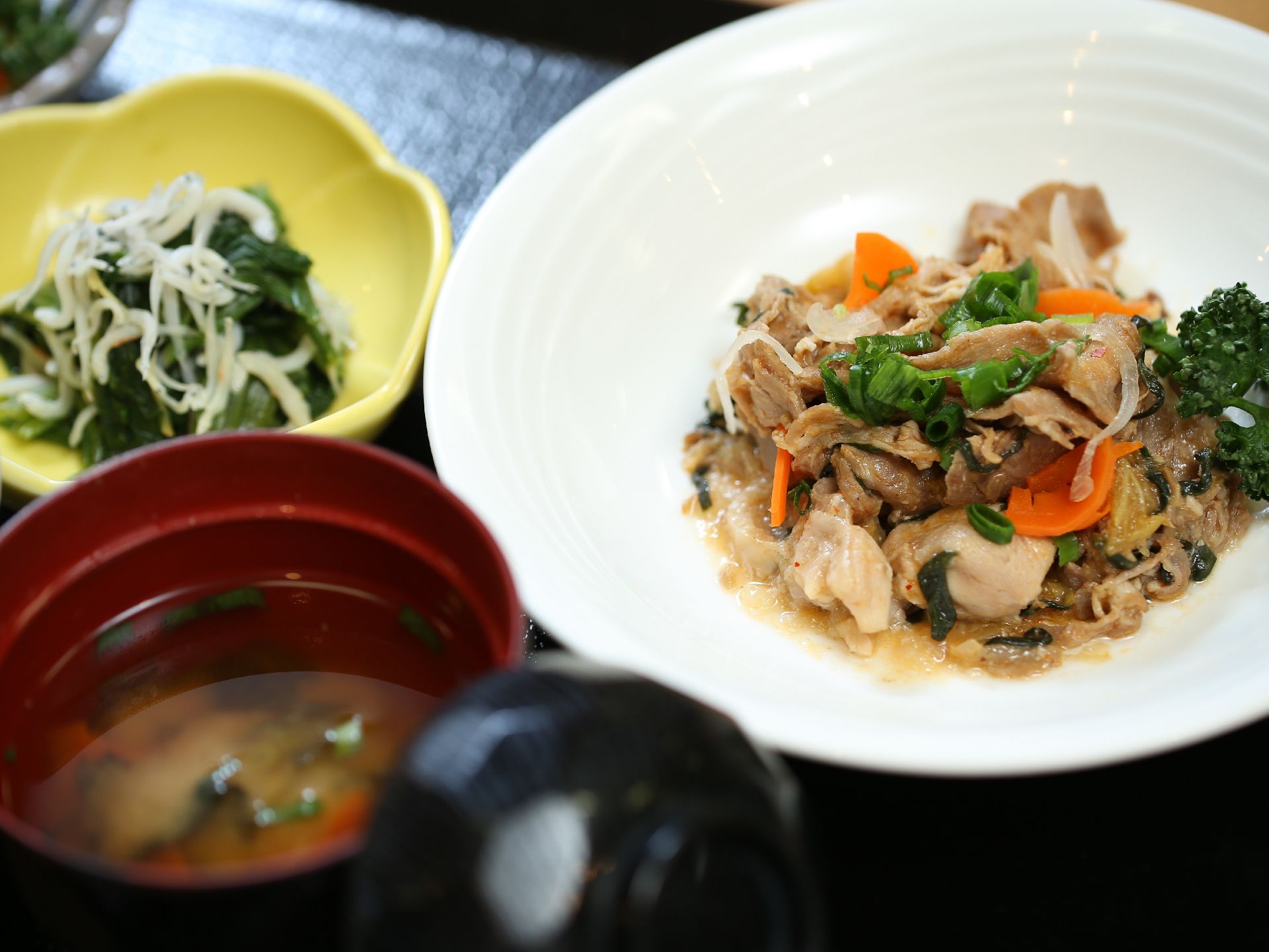 肉や魚そして汁物や野菜など、バランスの考えられた食事がある。食材の色が鮮やかであり、さらに食欲がわく。