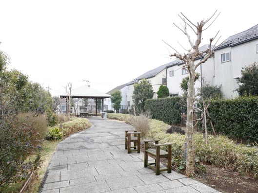 外のテーブルや椅子に繋がる道