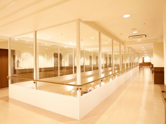 二階のガラス張りの廊下