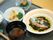 魚のあんかけには赤と緑、青菜のお浸しにはにんじんがトッピングされている。食事は栄養バランスはもちろん、彩りにも気を配っている。