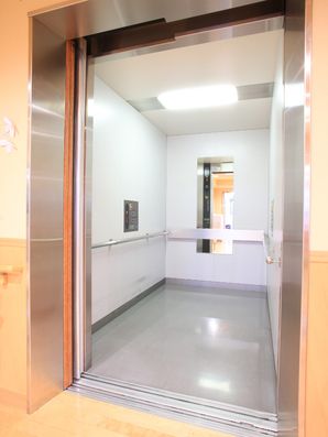 エレベーター内