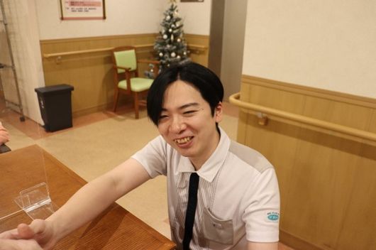 笑顔の男性スタッフ