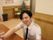 女性スタッフが入居者に笑顔で対応している。入居者一人一人に合った介護を提供するために、日常のなにげない会話にも気を配っている。