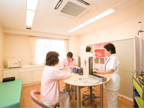 「ツクイ・サンシャイン町田西館」の環境。看護師による服薬指導など無料で受けられる。