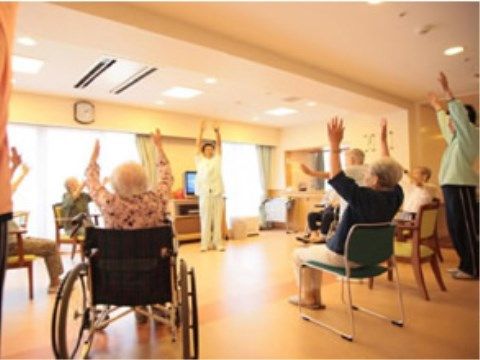 「ツクイ・サンシャイン町田西館」の日常。健康維持のための体操など取り組み。