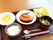 魚の照り焼き、野菜の煮物、お吸い物にデザートがついている。施設内の厨房で作られる食事は見た目からしておいしく、栄養バランスもとれている。