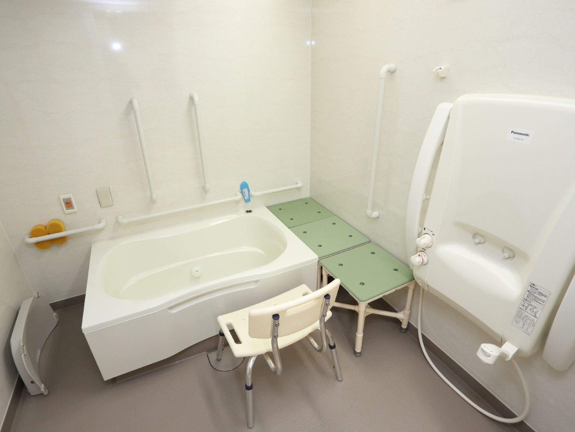 風呂場には手すりが壁に設置してあるほか、緊急時に職員を呼ぶことができるブザーが取り付けてある。シャワーチェアがある。