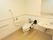 洋式トイレがある。洗面台は別に設けてある。壁には手すりがあるほかに、水を流すボタンが設定してあるほか、緊急時ブザーもついている。