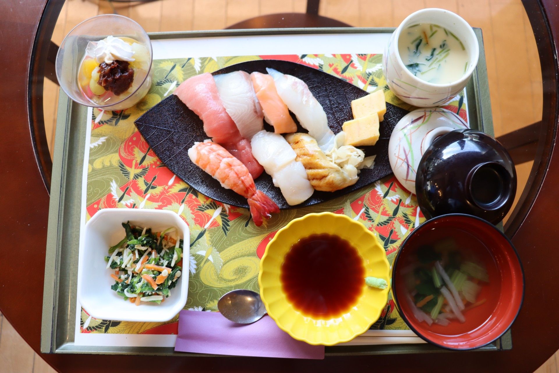 食べやすい大きさに切られたステーキがメインの、サラダやスープもついた食事