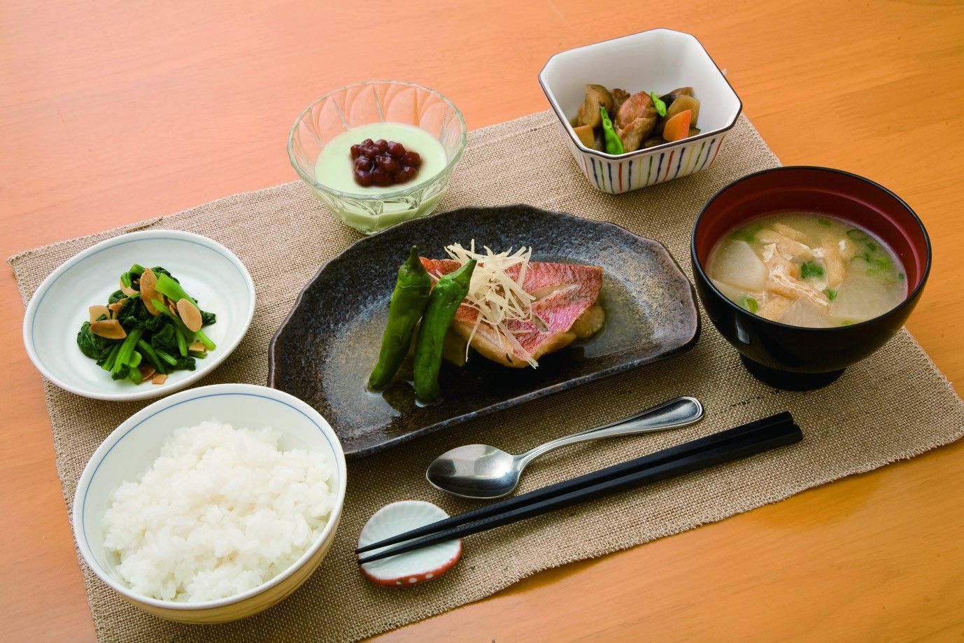 スープとサラダ、グラスに盛り付けられたデザートが付いた洋食