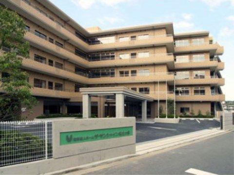 門が広いため施設の敷地内に駐車しやすい、5階建ての施設