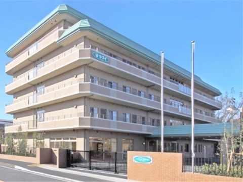「ツクイ・サンシャイン横浜戸塚」重厚な造りが安心感を与える施設外観です。
