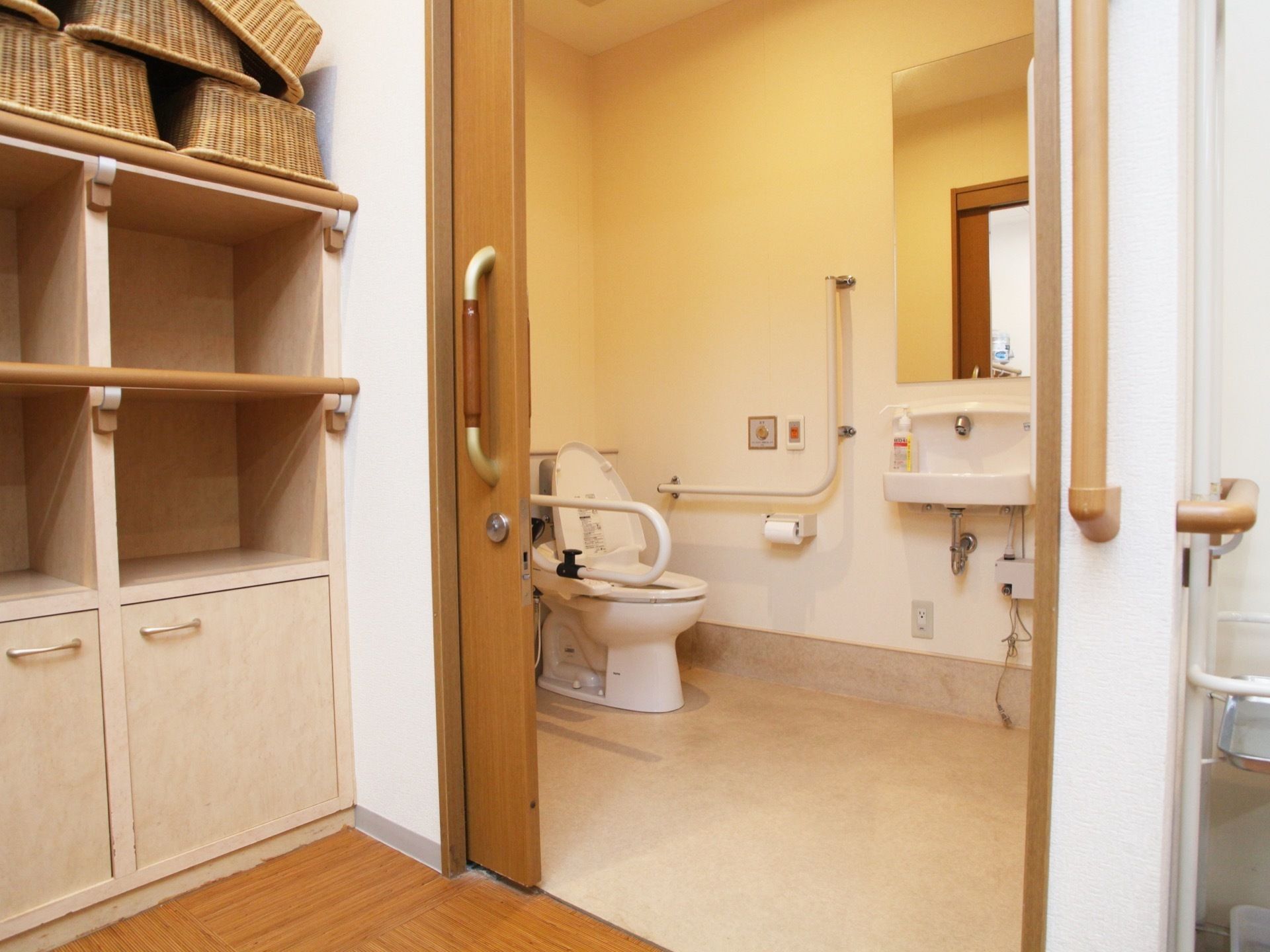 脱衣所の近くにあるトイレの個室は広く、室内に洗面台も用意されている。ドアはスライド式なので、力を入れずに開け閉めができる。