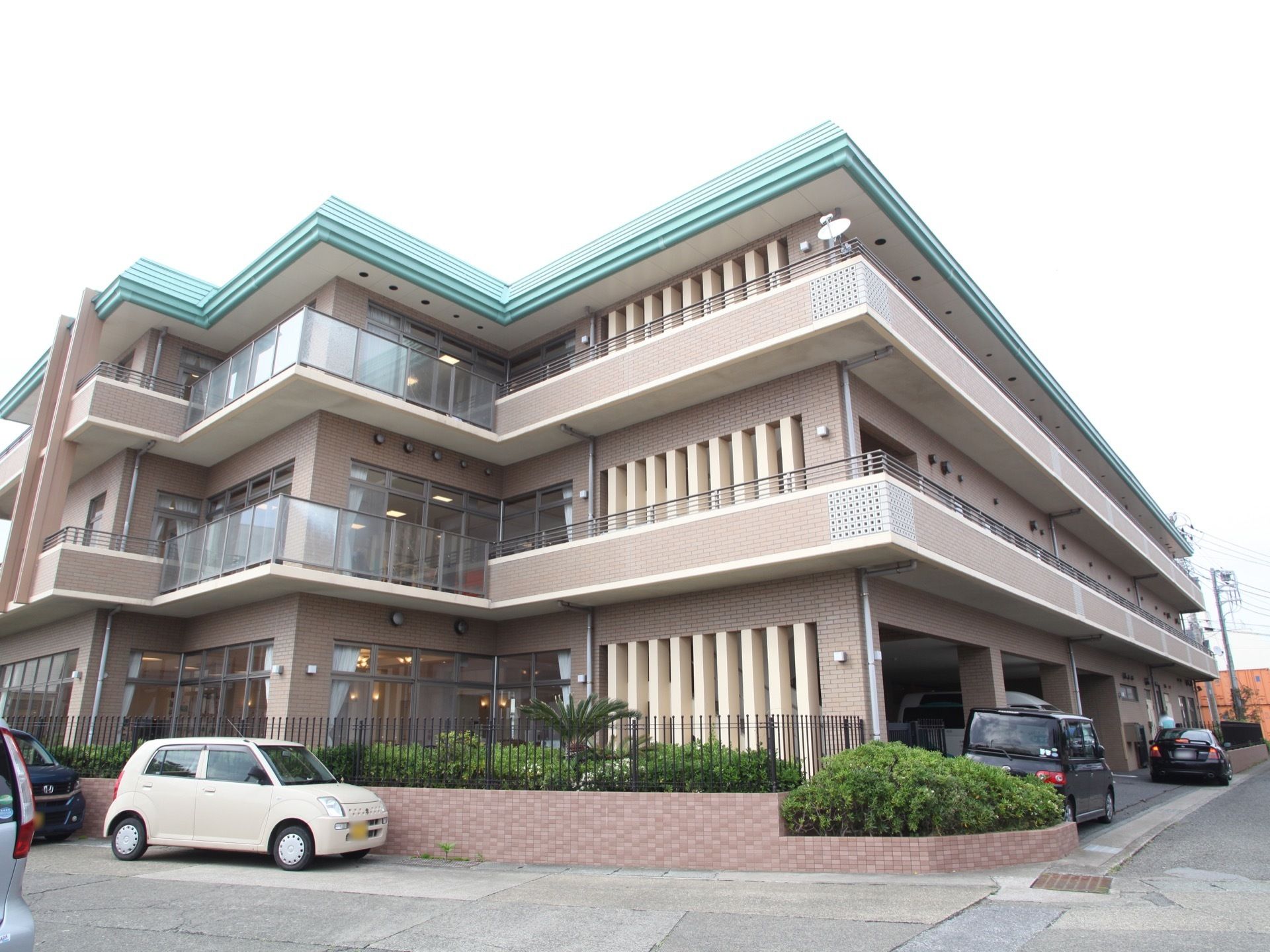３階建てのホームの駐車場は屋根がある部分にもある。屋根のカラーは施設のイメージカラーと同じ、グリーンである。