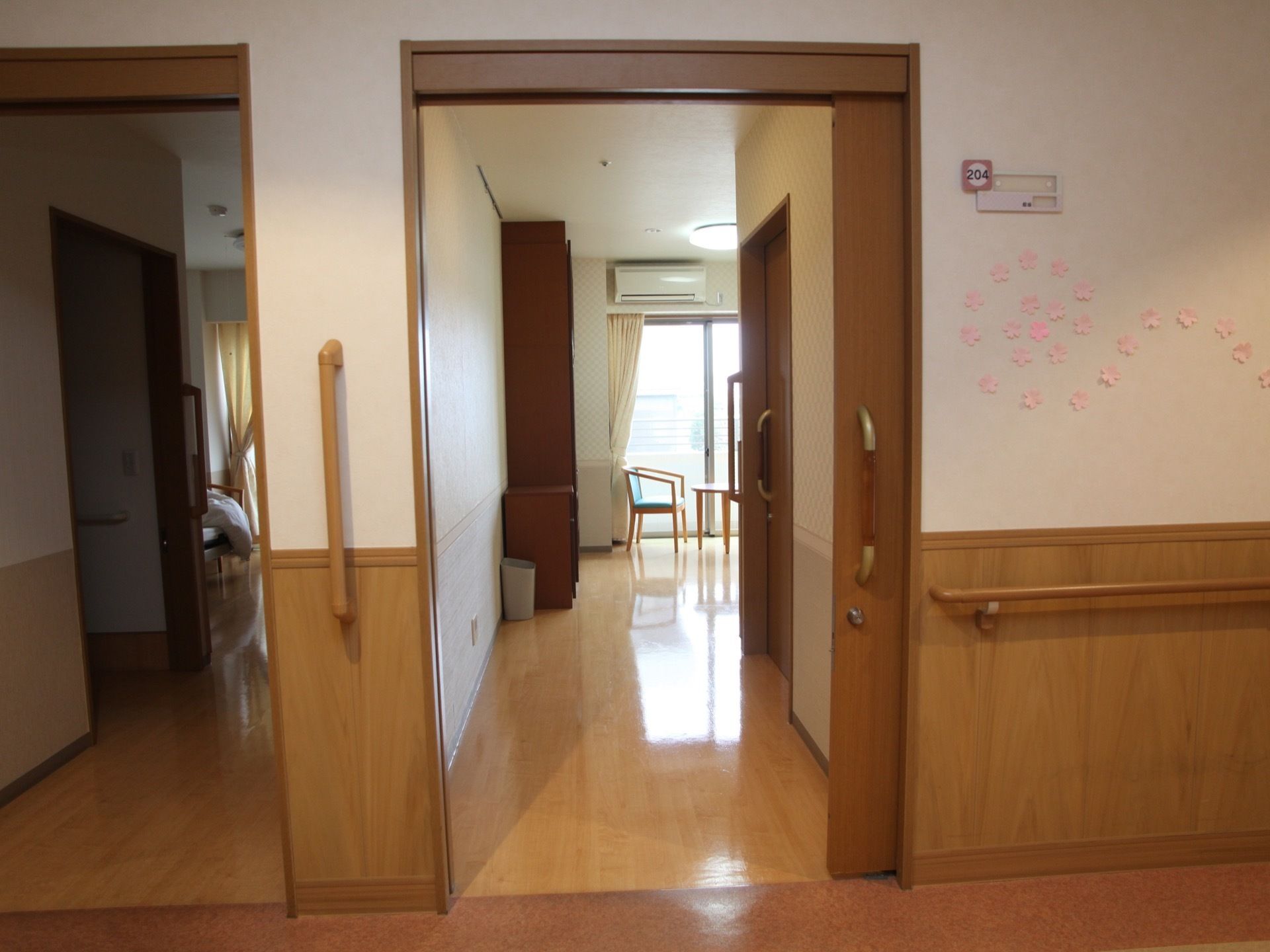 居室の前には、部屋番号があり、表札を設置できる枠がある。ドアはスライド式で、鍵は縦長の取っ手の下についている。