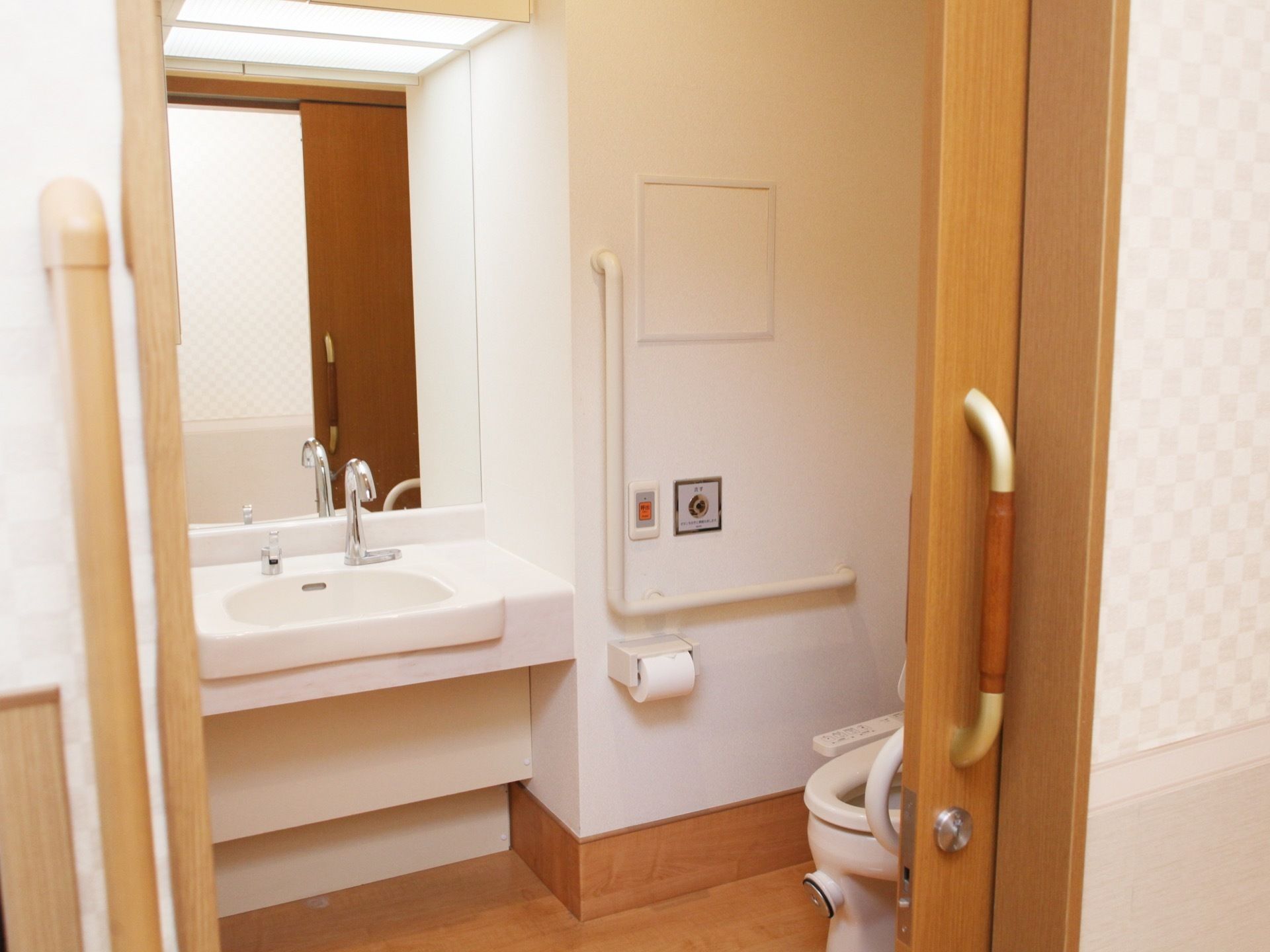 トイレの間口は広く、大きいドアはスライド式である。あまり力を入れずとも開閉が可能なので、入居者様が使いやすい。