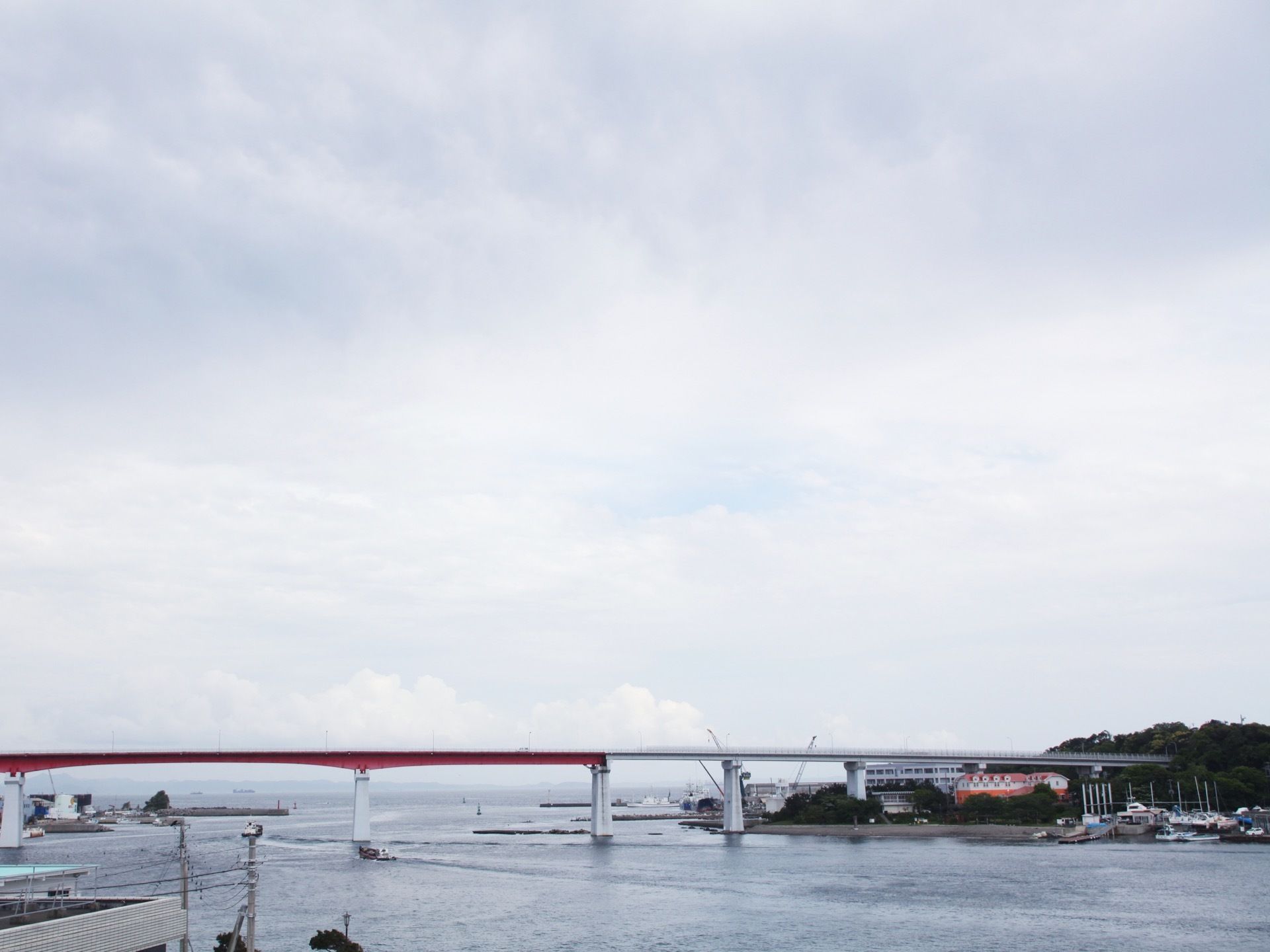 ホームは海の近くに建っているため、外を眺めると、広々とした海と橋を見渡すことができる。毎日、違った表情を見せる景観が魅力である。