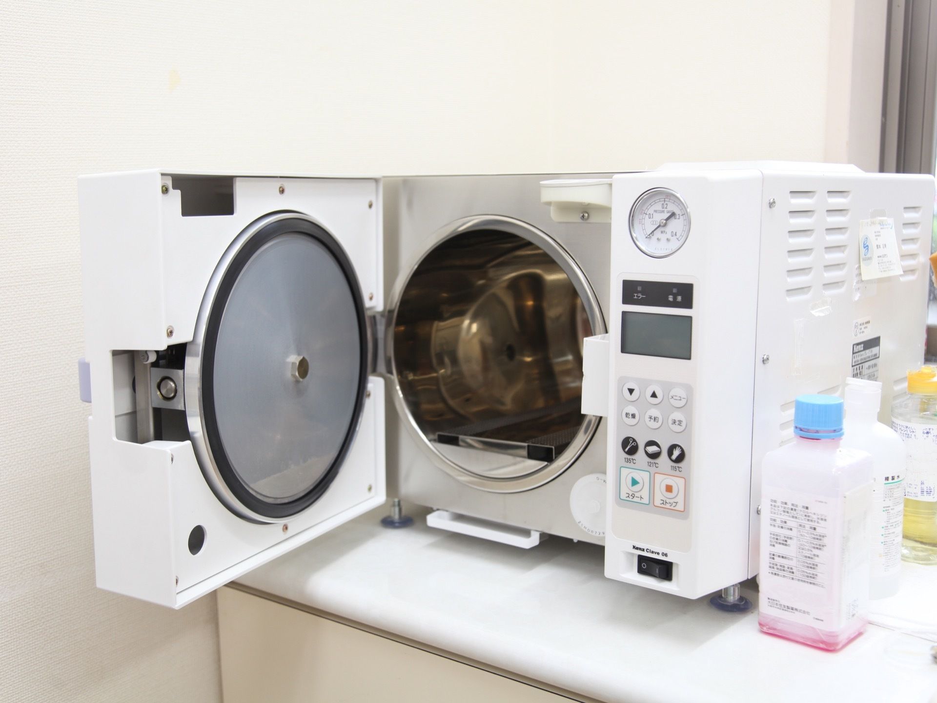 スタッフの部屋には、医療器具、介護に必要とする器具を揃え、衛生的に保っている。医療受け入れ態勢を整えている。