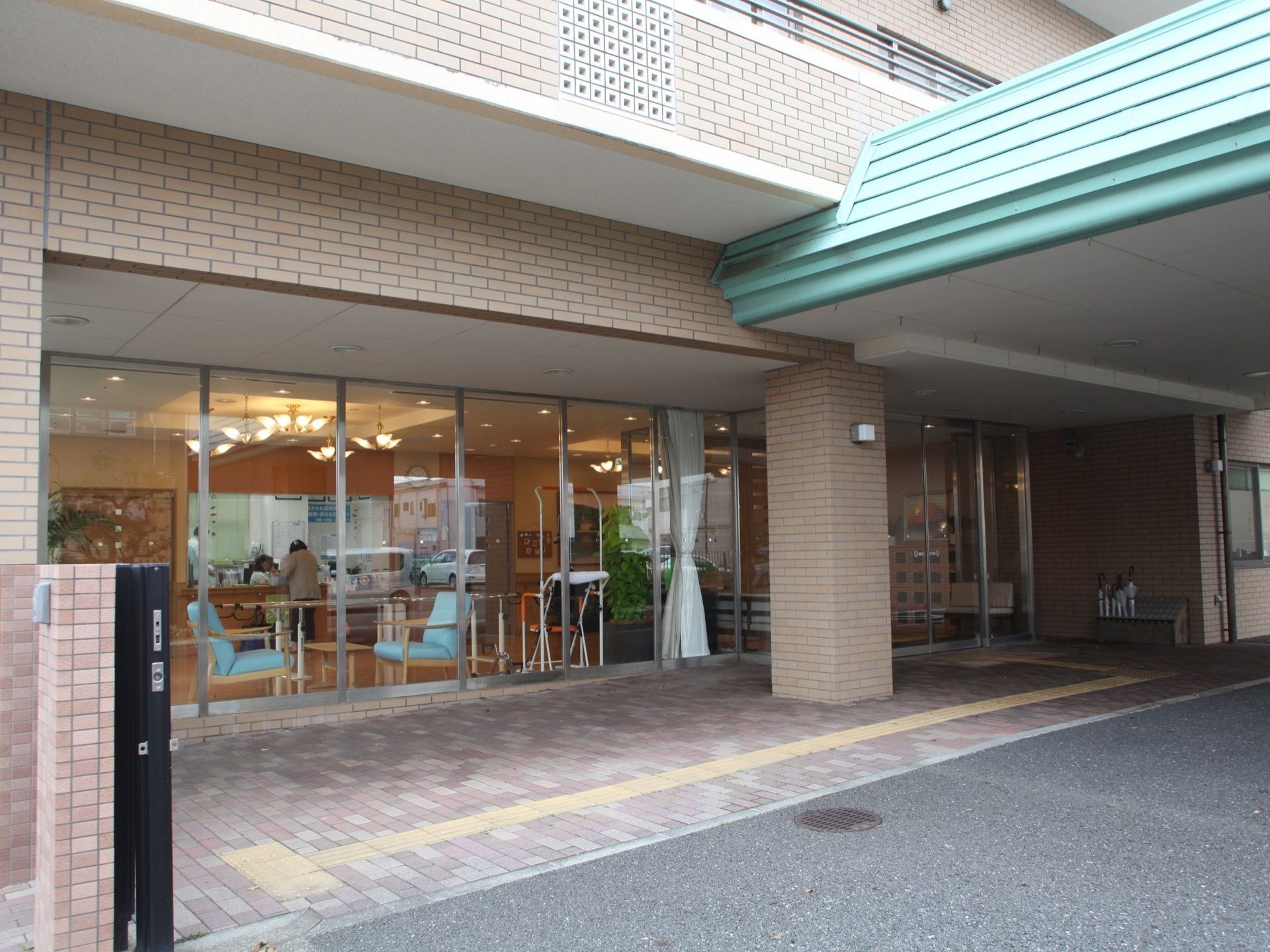 施設の外観は、ガラス張りになっており、外から中の様子が伺える造りになっている。開放的で、明るい雰囲気である。