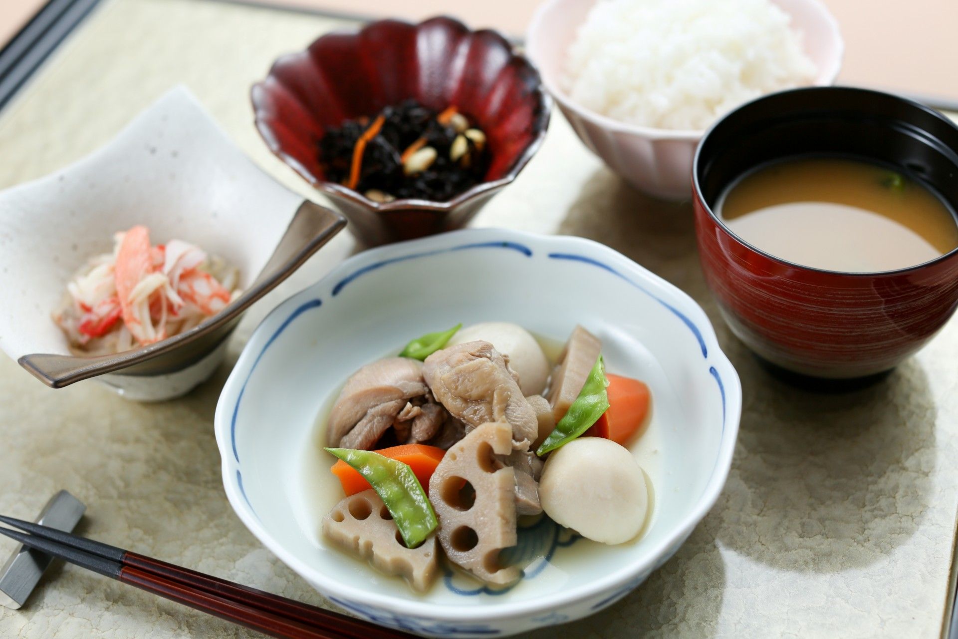 深緑のトレイに、食事が用意されている。ご飯と汁物を含めて、５品が揃えられており、バランスの取られたものになっている。